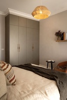 Dressing sur mesure moderne de luxe avec éclairage LED intégré, intérieur en bois écologique, portes miroir, rangement modulaire