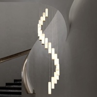 L'escalier de salon a mené l'éclairage linéaire de lustre d'albâtre de longue bande