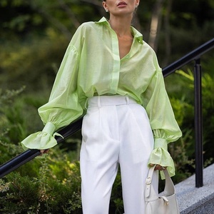 OUDINA Trendy seksi uzun kollu gömlek kadınlar için yeni stil Backless dantel-up zayıflama düz renk bluzlar - Product Image 1