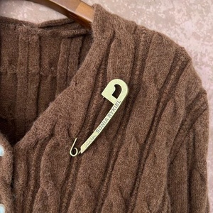 ヴィンテージスタイルラージピンイングリッシュレターブローチセーターショールボタンピンコットンリネンカーディガンボタンパーソナリティブローチ - Product Image 5