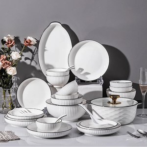 Ensemble de bols et assiettes en céramique personnalisés, blancs, avec bordure noire et motif croissant en relief, pour hôtels et restaurants. - Product Image 1