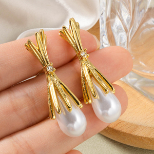 Pendientes de Perlas en Forma de Lágrima con Lazo Dorado, Hipoalergénicos, Minimalistas, para Uso Diario, Pendientes de Moda para Mujer - Product Image 3