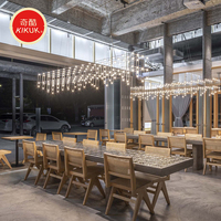 Chaise de café rétro en bois massif avec assise en rotin naturel et dossier en rotin pour restaurant