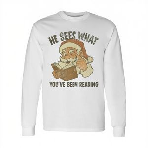 Él ve lo que has estando leyendo, camiseta navideña de manga larga con temática literaria - Product Image 2
