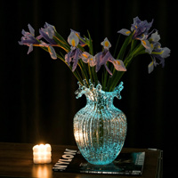Vase en verre soufflé à la main, lumineux et phosphorescent, style influenceur, prêt pour Instagram, 28C, créatif, nouveauté, transparent, ondulé