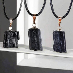 Collana con Pendente in Cristallo di Tormalina Nera Naturale Lucidato, Pietra Elettrica di Forma Irregolare, Esemplare Grezzo - Product Image 4