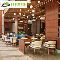 Ensemble de table et de chaises de restaurant en bois massif traditionnel avec options personnalisables, design rond durable
