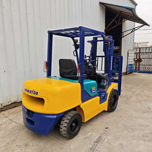 Chariot élévateur Komatsu FD30 de trois tonnes, machine de levage d'origine Komatsu du Japon, chariot élévateur diesel avec siège conducteur, d'occasion - Product Image 4