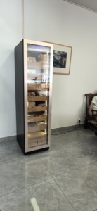 Humidor Eléctrico para Cigarros NE-196 Independiente de 380L Extra Grande con Capacidad para 2800 Cigarros, Revestimiento de Madera Sólida y Control de Temperatura y Humedad - Product Image 6