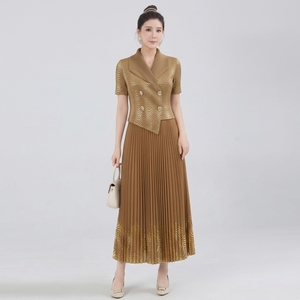 Direkt vom Hersteller: Elegantes, goldfolienbedrucktes, plissiertes Midikleid im Miyake-Stil mit gekerbtem Revers und hoher Dehnbarkeit, Einheitsgröße - Product Image 5