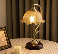 Lámpara de Mesa de Vidrio Ámbar Retro, Pantalla de Lámpara con Diseño Floral Vintage, Base de Madera, Lámpara de Noche Romántica para Dormitorio o Sala de Estar