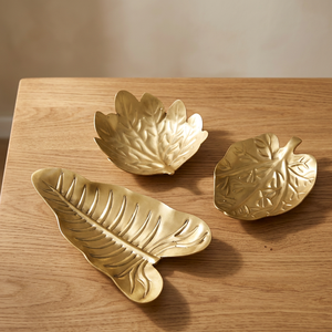Assiettes décoratives en forme de feuille dorée, faites à la main, motif végétal en métal, design moderne - Product Image 2