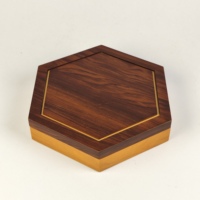 Boîte à chocolat hexagonale en bois bicolore avec incrustations dorées, doublure en PU, fermeture magnétique, logo personnalisé pour l'emballage de desserts du Ramadan et de l'Aïd