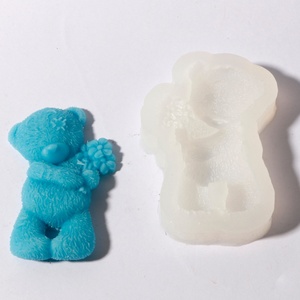 Molde de Silicona para Velas con Diseño de Oso Abrazando una Flor TangChu - Kit para Hacer Velas 3D con Oso Sosteniendo un Ramo, para Regalos Románticos - Product Image 5