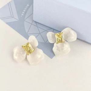 Nouvelles boucles d'oreilles à clous géométriques carrées en alliage de zinc tendance classique, bijoux de mode, plaquées argent, élégantes pour femmes, été, plage - Product Image 1