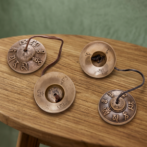 Címbalos y Campanas Tibetanas de Bronce Hechos a Mano con Grabados y Tallados Metálicos para Prácticas Religiosas y Meditación con Terapia de Sonido - Product Image 3