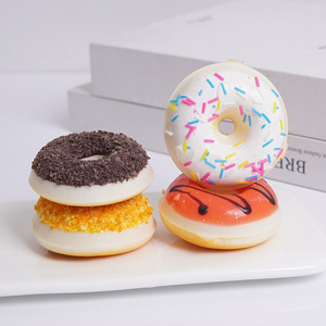 Juguete de donut realista de 5 cm, decoración para el refrigerador del hogar, juguete antiestrés de PU para apretar, donut de azúcar. - Product Image 1