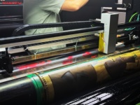 Machine d'impression flexographique à grande vitesse 4 couleurs 200 m/min avec options d'encre UV et aqueuse, type unité entièrement servo