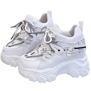 Dropshipping individuelles Logo Vulkanizierter Stil klobige Schuhe Damen-Sneakers atmungsaktive Federplattform zum Laufen
