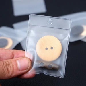 Bán Buôn Rõ Ràng Nhựa Nhỏ Túi Vinyl Tùy Chỉnh In Logo Phụ Tùng Nút Mini <span class=keywords><strong>Pouch</strong></span> Cho Áo Sơ Mi Áo Phù Hợp Với Quần Quần Áo - Product Image 6
