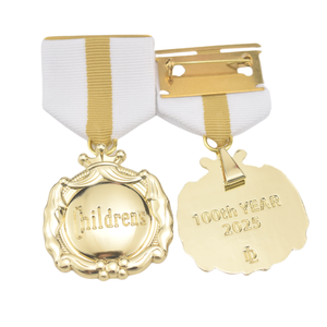 Médaille commémorative saoudienne en or 3D avec motif de palmier et d'épées croisées, illustrant les éléments culturels régionaux - Product Image 3