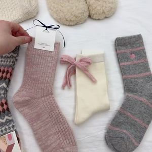 ถุงเท้าผู้หญิงแบบยาวครึ่งน่อง ลายสีชมพู โบว์ หัวใจ ลายทาง ลายตาราง  ดูดซับเหงื่อ ระบายอากาศ ป้องกันกลิ่น ผลิตจากโพลีเอสเตอร์ - Product Image 2