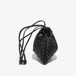 时尚女式抽绳水桶包大容量手工编织单肩包流行斜挎包在线批发商 - Product Image 4