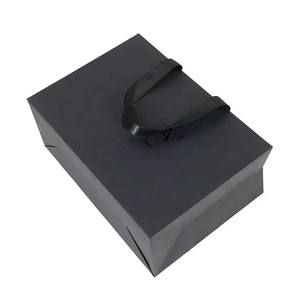 Diseño personalizado impreso compras regalo embalaje bolsa de papel con su propio logotipo de lujo negro blanco venta al por menor bolsa de papel grueso para la ropa - Product Image 2