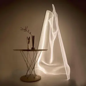 Tasarımcı yaratıcı düzensiz sanat masa lambası akrilik şerit ev oturma odası LED modern zemin lambası