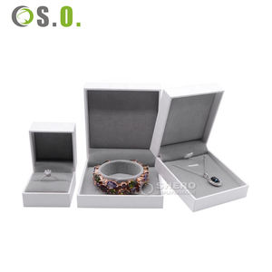 Boîte à bijoux carrée blanche en similicuir PU, personnalisable avec logo, pour bagues de mariage et boucles d'oreilles – Emballage cadeau très demandé - Product Image 6