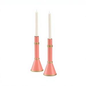 Porte-bougie conique en corail avec accents dorés pour la décoration de la maison, fait main - Product Image 1