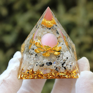 Pyramide en résine époxy cristalline, décoration artisanale pour la maison, ornement en pierre de lune œil de chat rose - Product Image 1