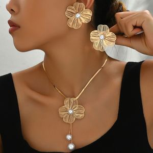 Parure Collier et Boucles d'Oreilles Polyvalente en Alliage Ornée de Perles Florales pour Femme, Durable, Étanche, Toutes Saisons, Style Européen Transfrontalier - Product Image 1