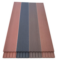 Planche de terrasse extérieure moderne en PVC avec surface en grain de bois Plancher de piscine WPC antidérapant et imperméable
