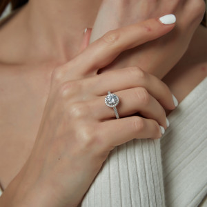 Bague <span class=keywords><strong>halo</strong></span> en moissanite ronde de 1,2 CT, clarté VVS1, approuvée <span class=keywords><strong>REACH</strong></span>, bijoux de luxe OLAN, argent sterling 925 pour femmes - Product Image 4