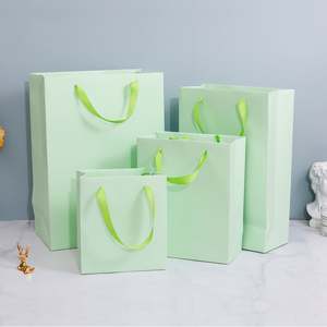 Sacs cadeaux en papier de luxe avec logo personnalisé, impression dorée à chaud - Product Image 2