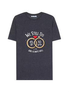 T-shirt We Still Do 10 Years, t-shirt grafica unisex casual con collo rotondo, design con anello a cuore, leggera e comoda, da indossare in estate - Product Image 1