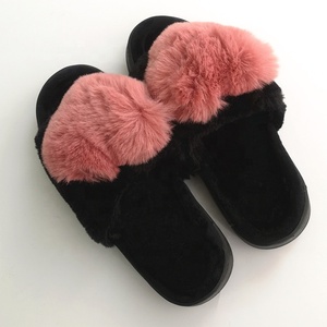 Pantofole da donna in peluche 2020 con suola nera e cuore, design coreano alla moda, pantofole interamente in peluche a forma di cuore - Product Image 4