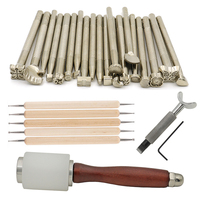 Kit de 27 outils de sculpture sur cuir en métal et bois avec tampons, aiguilles à coudre, couteau de gravure et maillet pour le bricolage du cuir