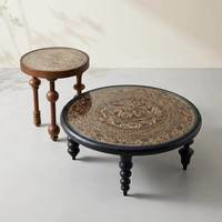 Table basse ronde de style rétro en bois de frêne ciré blanc avec plateau en verre trempé et décorations sculptées, mobilier de salon