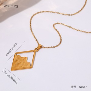 Collier pendentif en acier inoxydable plaqué or 18 carats, finition texturée, motif montagne et soleil, forme géométrique ronde en diamant - Product Image 5