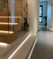 Rampe en verre ultra-minimaliste, escalier flottant, marches en chêne massif, design à fixation dissimulée pour un intérieur de luxe léger