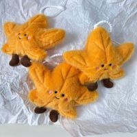 Porte-clés en peluche super adorable en feutre, motif feuille d'érable et visage souriant, idéal pour sacs à dos, cadeau parfait pour machine à griffes, unisexe