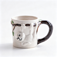 Mug à café en céramique avec un adorable paresseux 3D suspendu sur une branche d'arbre