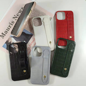 Nouvelle coque de téléphone portable en TPU+PC à motif animalier pour 15 Pro Max avec support intégré et poignée, entièrement faite à la main, multifonctionnelle - Product Image 3