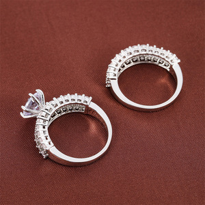 Anello a doppio strato con zirconi intagliati per donna, gioiello da dito a strati traforato e di tendenza - Product Image 4