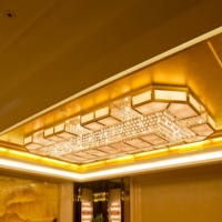 Lustre rectangulaire de luxe personnalisé en cristal, panneaux en onyx naturel, cadre doré, construction en acier inoxydable, LED à intensité variable pour hôtel