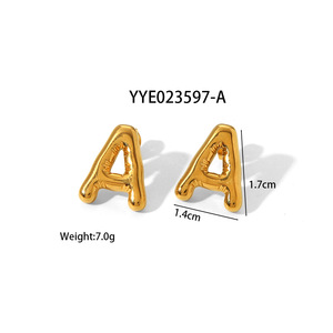 Amiee Jewelry Factory Venta al por mayor 18K Chapado en oro de acero inoxidable Chic Letter Pendientes de botón con inicial para <span class=keywords><strong>mujer</strong></span> - Product Image 2