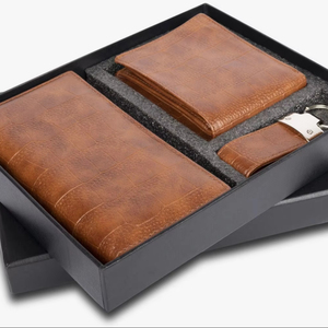 Ensemble cadeau en cuir marron pour homme Portefeuille Porte-cartes et porte-clés Combo élégant de qualité supérieure - Product Image 1