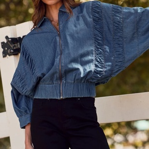 Nueva Llegada Chaqueta Vaquera Elegante de Otoño con Cuello Vuelto, Mangas Largas Lavadas, Cierre de Cremallera y Detalles Fruncidos - Product Image 4